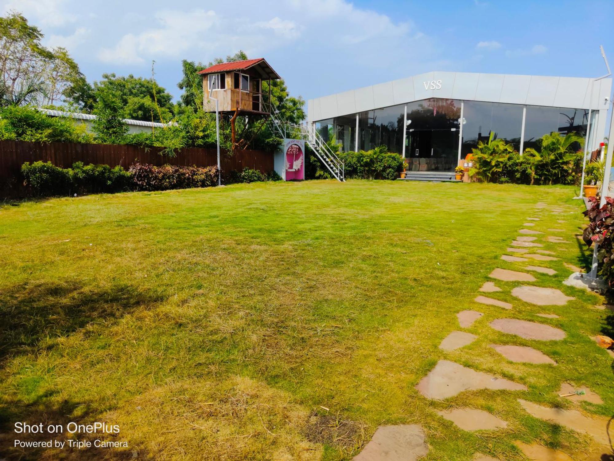 Vss Lawns & Resorts Llp Shahada Exteriér fotografie